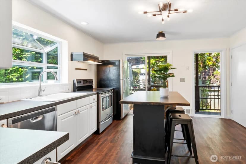 Property photo for 121 28th Avenue S, Seattle photo 8