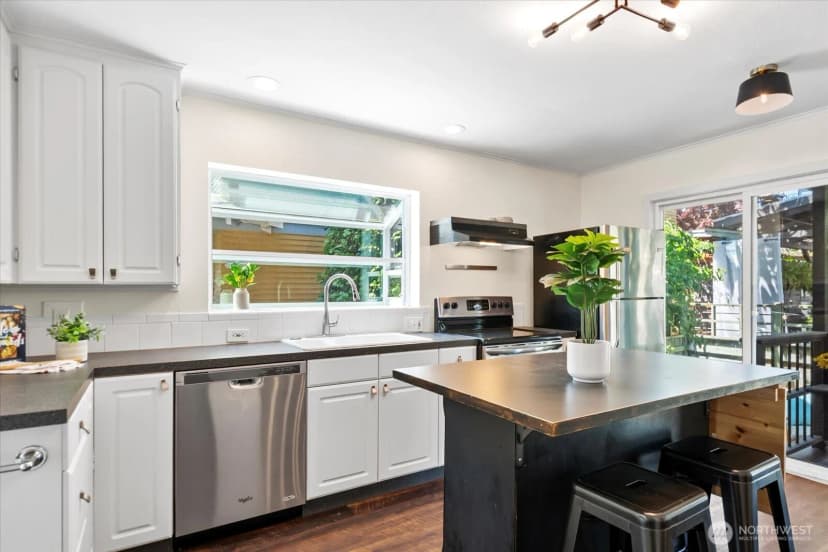 Property photo for 121 28th Avenue S, Seattle photo 6