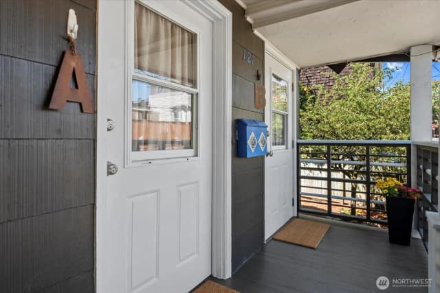 Property photo for 121 28th Avenue S, Seattle photo 2
