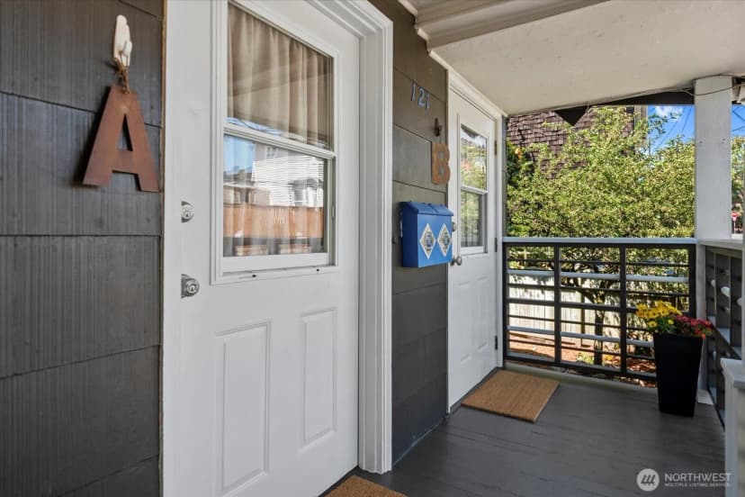 Property photo for 121 28th Avenue S, Seattle photo 2