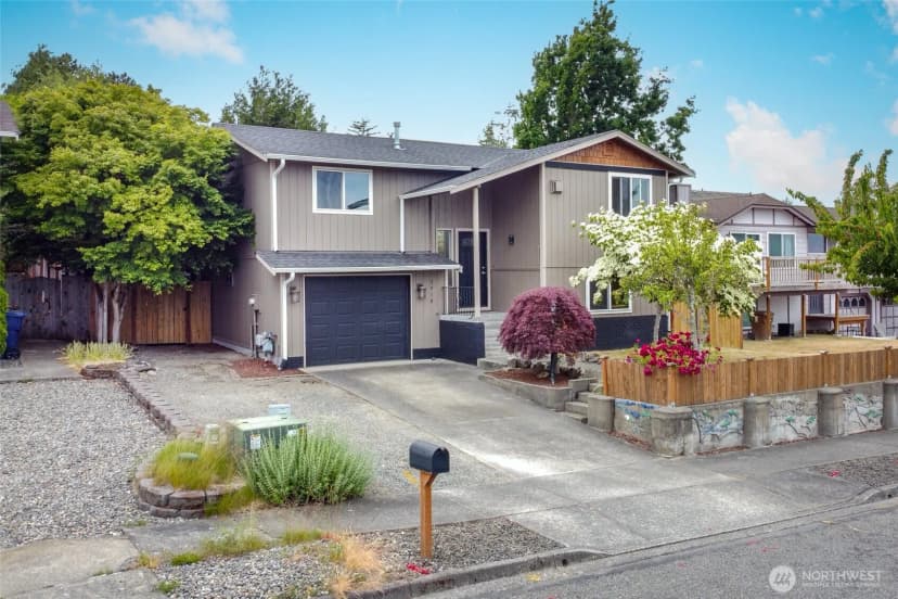 Property photo for 3918 Commencement Bay Drive, Tacoma photo 2