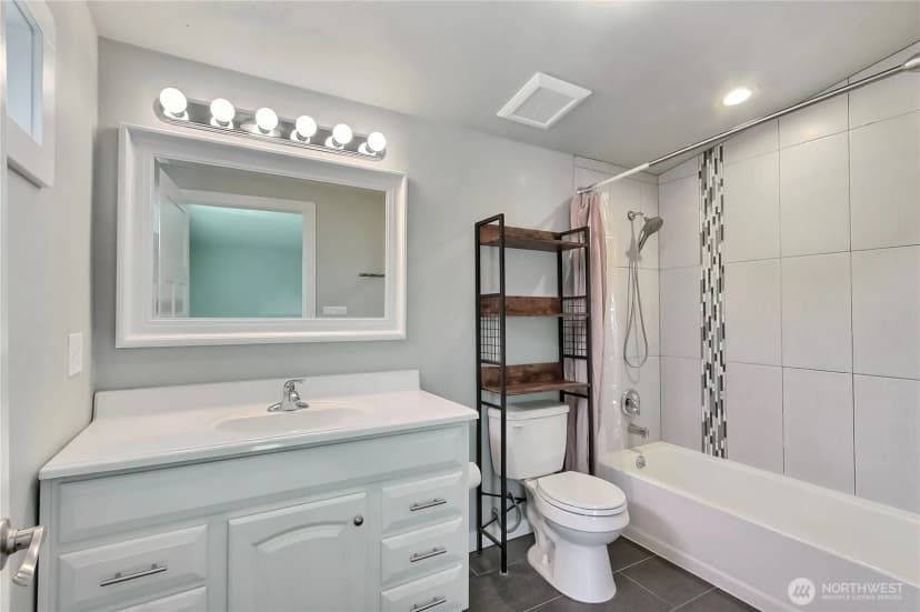 Property photo for 8105 Oakridge Drive Sw, Lakewood photo 8