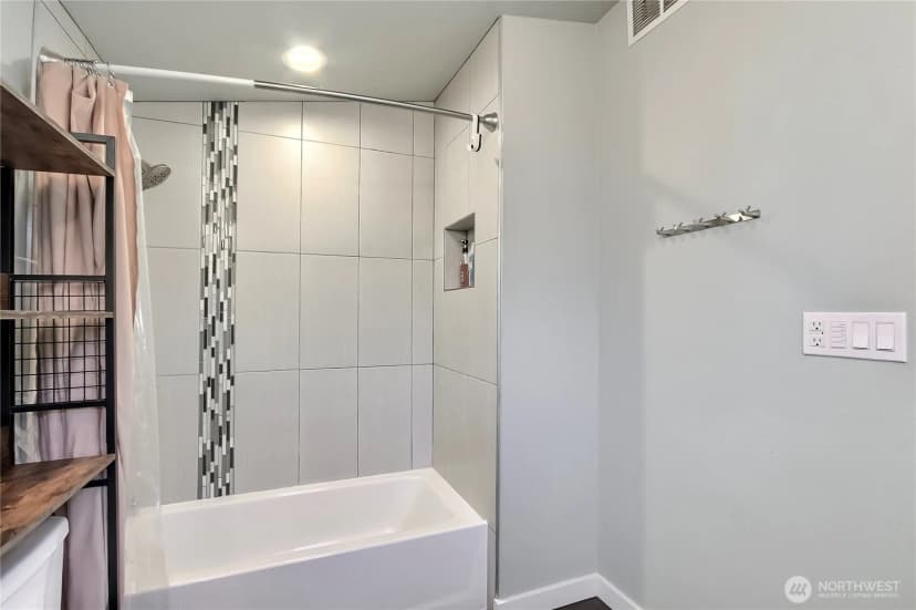 Property photo for 8105 Oakridge Drive Sw, Lakewood photo 9