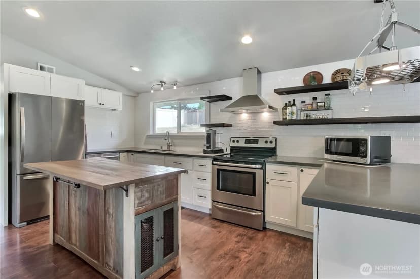 Property photo for 8105 Oakridge Drive Sw, Lakewood photo 3