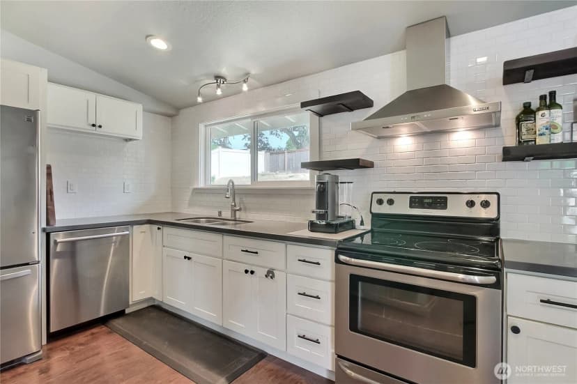 Property photo for 8105 Oakridge Drive Sw, Lakewood photo 6