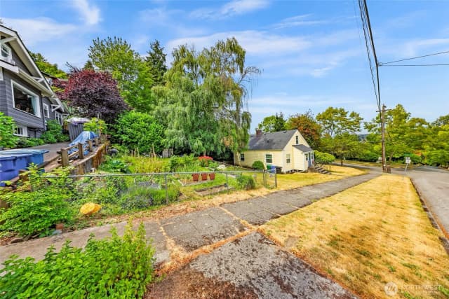 Property photo for 403 W Dravus Street, Seattle photo 5