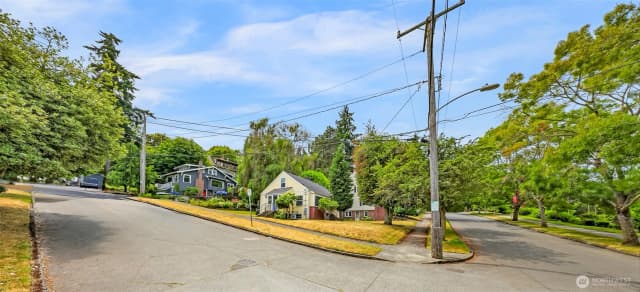 Property photo for 403 W Dravus Street, Seattle photo 2