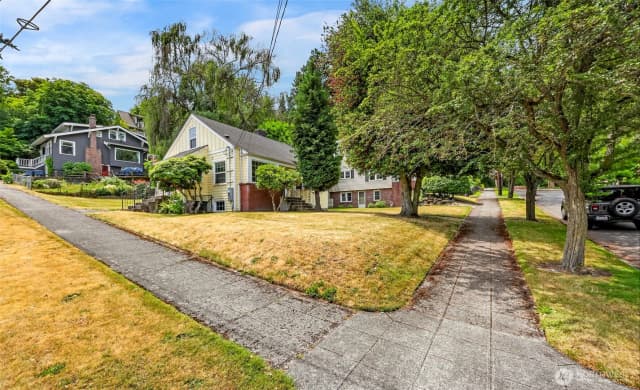 Property photo for 403 W Dravus Street, Seattle photo 3