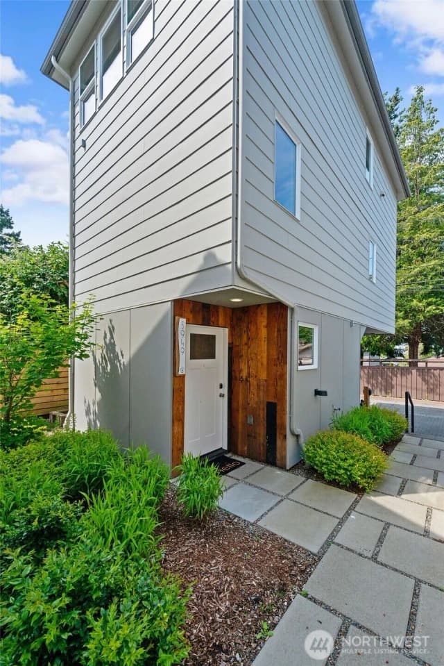 Property photo for 5949 41st Avenue Sw #5, Seattle photo 4