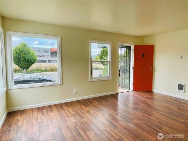 Property photo for 334 N Garden Ave Avenue, Renton photo 2