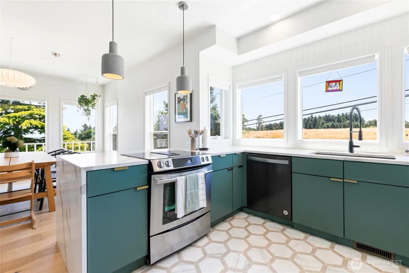 Property photo for 600 Sw Cloverdale Street, Seattle photo 13