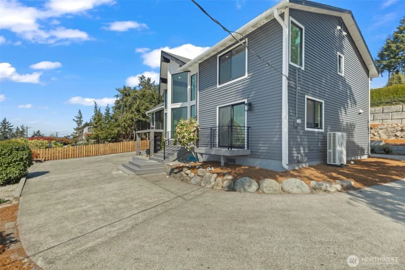 Property photo for 6909 E East Side Drive Ne, Tacoma photo 30