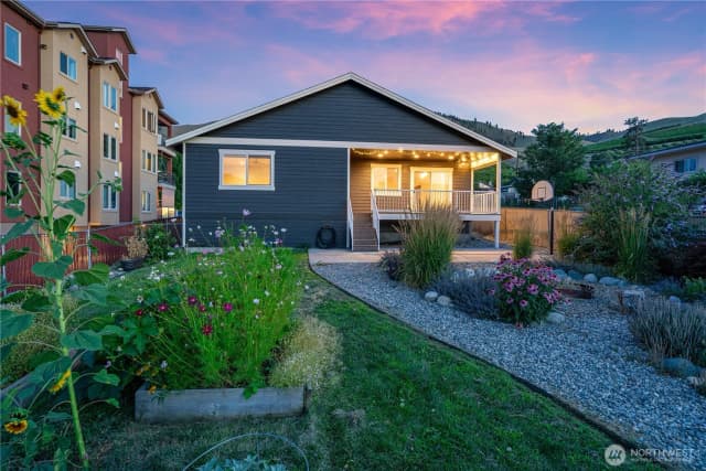 Property photo for 105 E Raymond Avenue, Chelan photo 3
