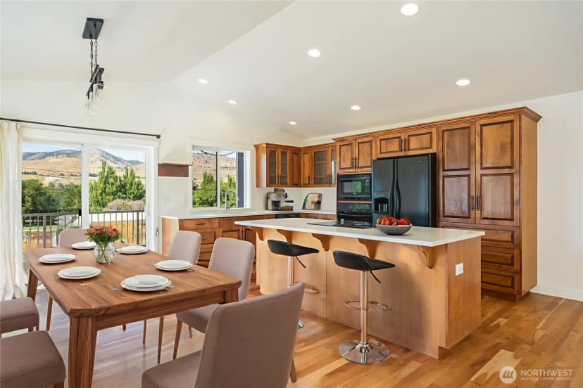 Property photo for 105 E Raymond Avenue, Chelan photo 8