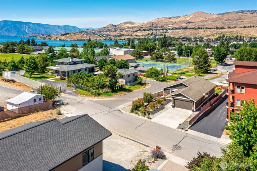 Property photo for 105 E Raymond Avenue, Chelan photo 2