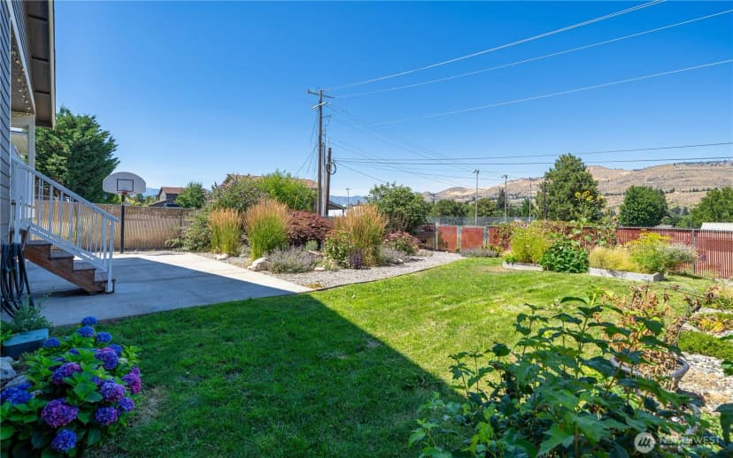 Property photo for 105 E Raymond Avenue, Chelan photo 4
