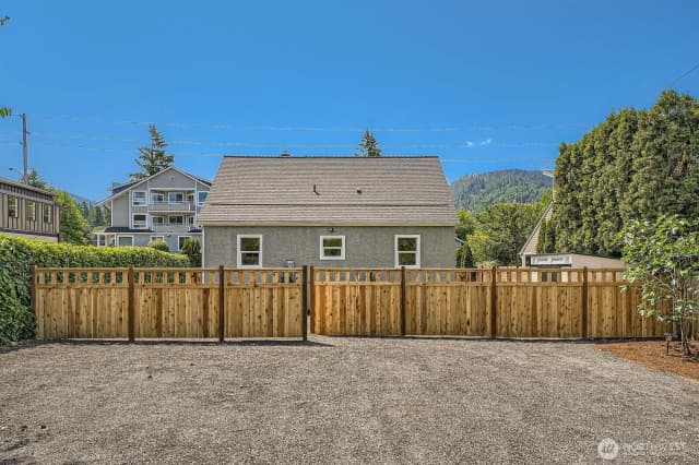 Property photo for 260 E Sunset Way, Issaquah photo 2
