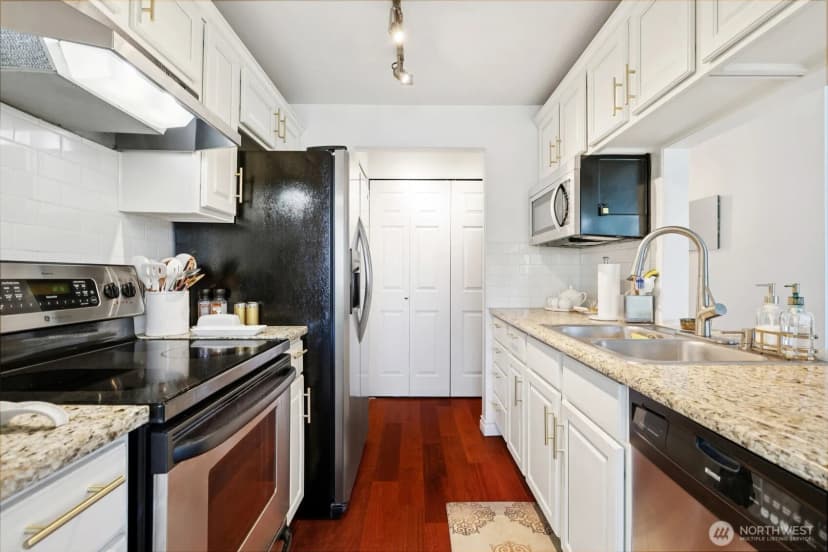Property photo for 4181 W Lake Sammamish Parkway Se #b301, Bellevue photo 11