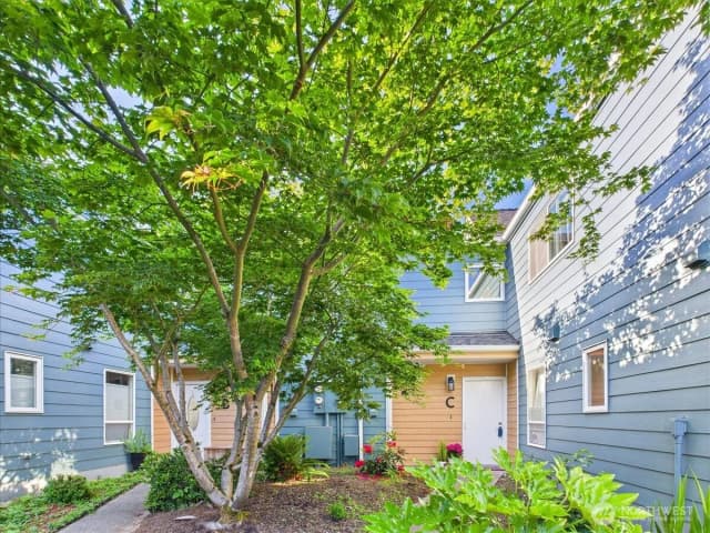 Property photo for 8424 25th Avenue Sw #c, Seattle photo 2