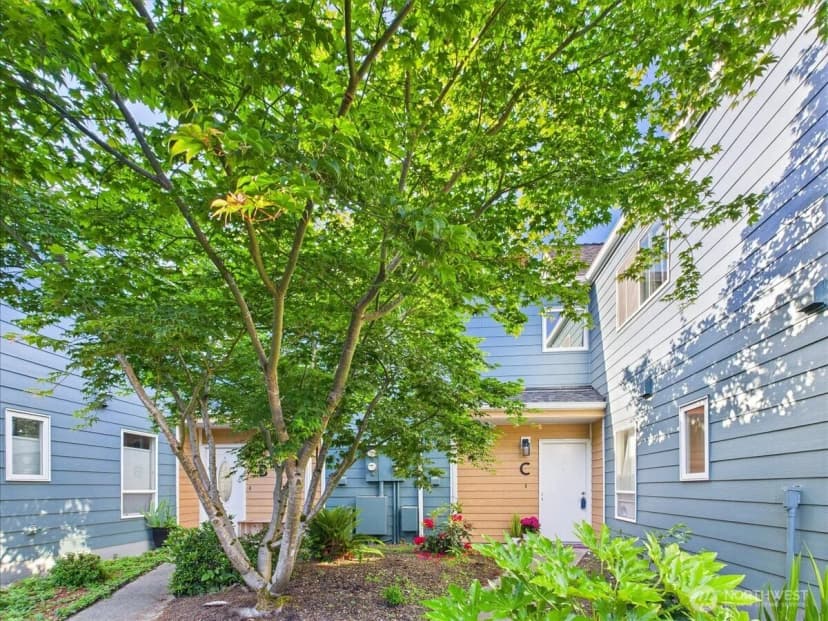 Property photo for 8424 25th Avenue Sw #c, Seattle photo 2