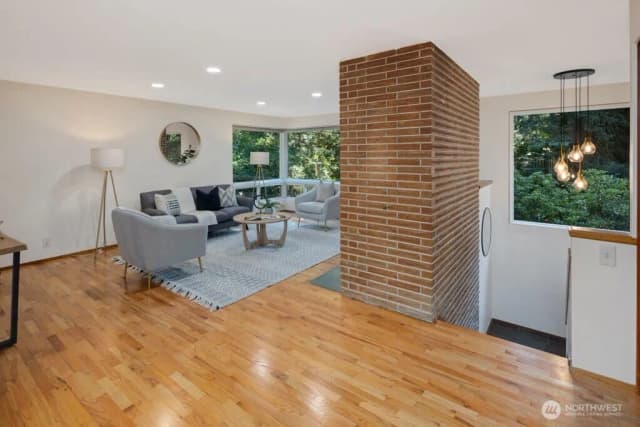 Property photo for 11811 33rd Avenue Ne, Seattle photo 2