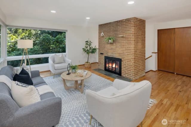 Property photo for 11811 33rd Avenue Ne, Seattle photo 4