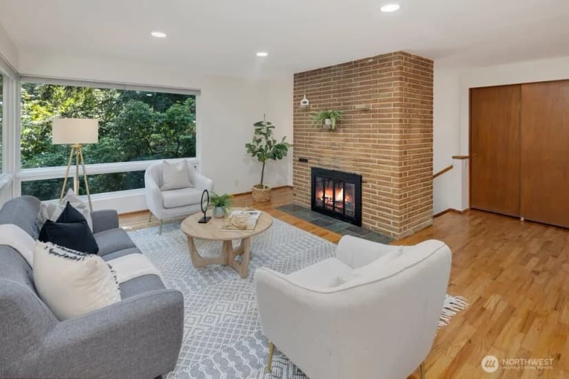Property photo for 11811 33rd Avenue Ne, Seattle photo 4
