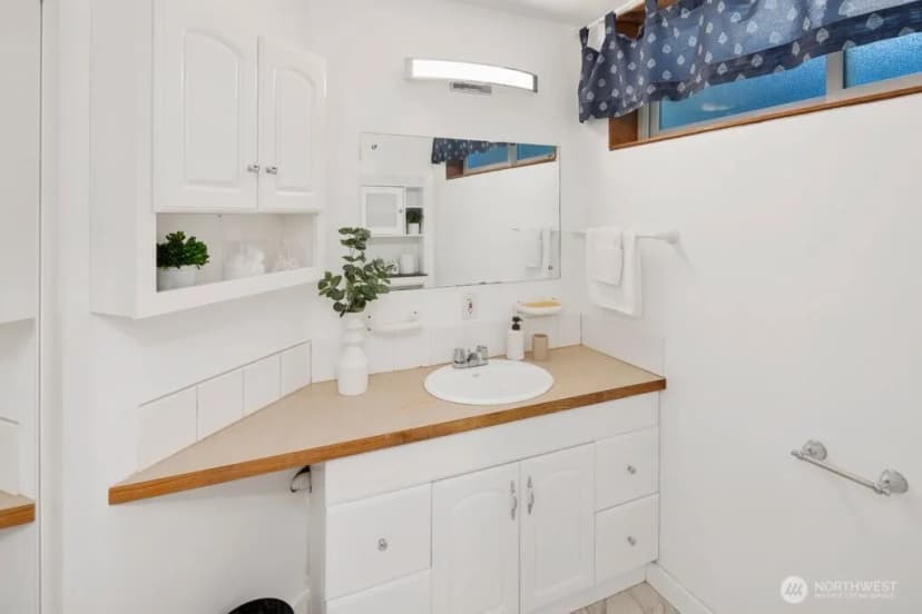 Property photo for 11811 33rd Avenue Ne, Seattle photo 18
