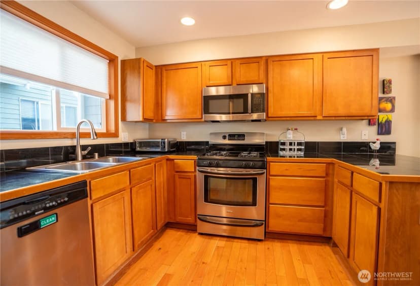 Property photo for 12723 35th Avenue Ne #b, Seattle photo 6