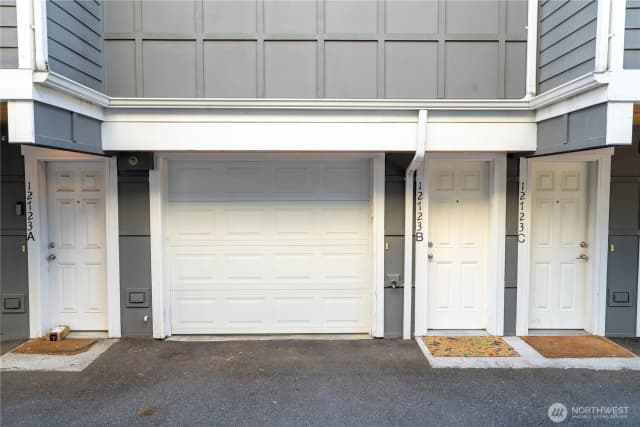 Property photo for 12723 35th Avenue Ne #b, Seattle photo 2