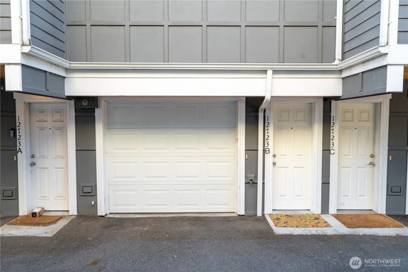 Property photo for 12723 35th Avenue Ne #b, Seattle photo 2