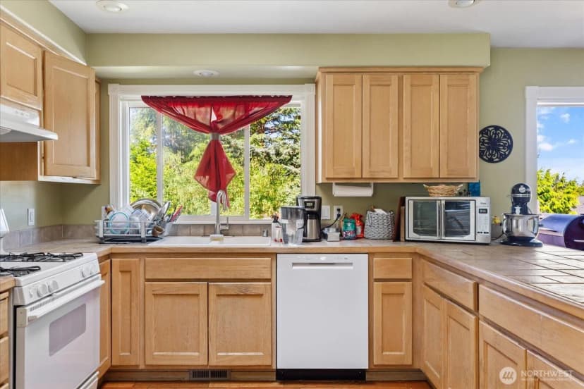 Property photo for 735 Sw Regency Drive, Oak Harbor photo 3