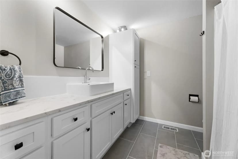 Property photo for 7902 Jade Drive Sw, Lakewood photo 4