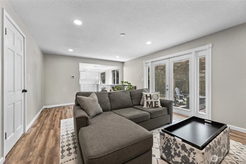 Property photo for 7902 Jade Drive Sw, Lakewood photo 14
