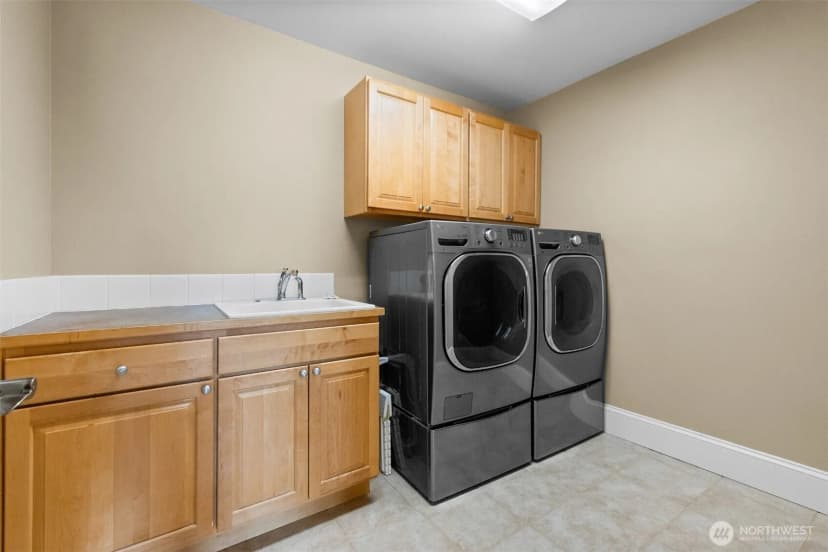 Property photo for 810 Lincoln Avenue Se, Renton photo 30