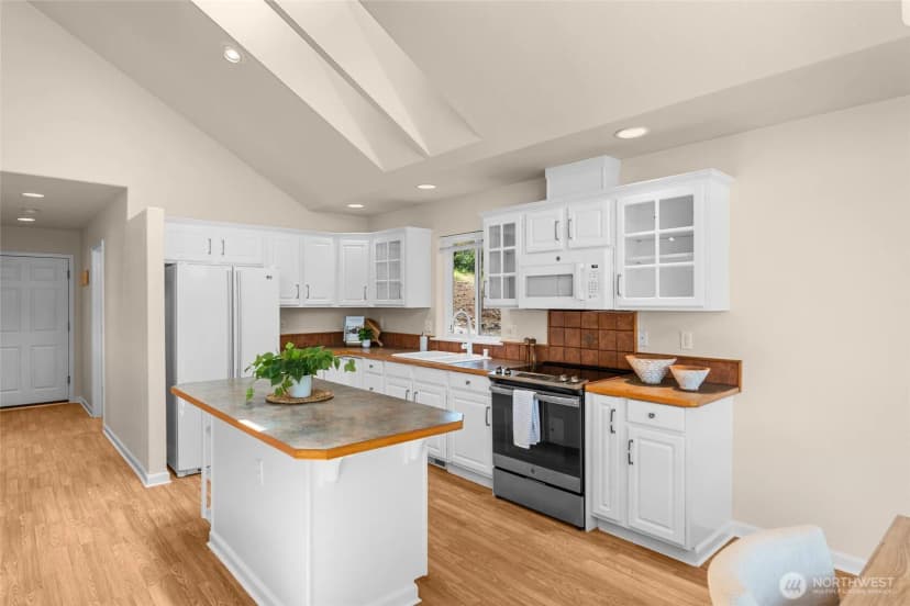 Property photo for 21945 Promontory Court Se, Yelm photo 11