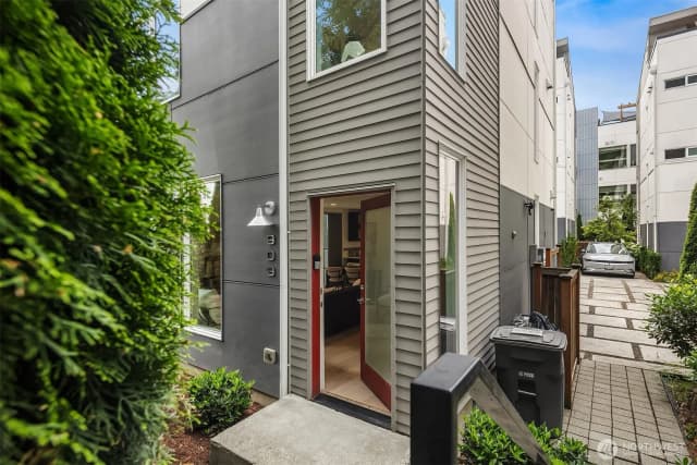 Property photo for 909 29th Avenue S, Seattle photo 3
