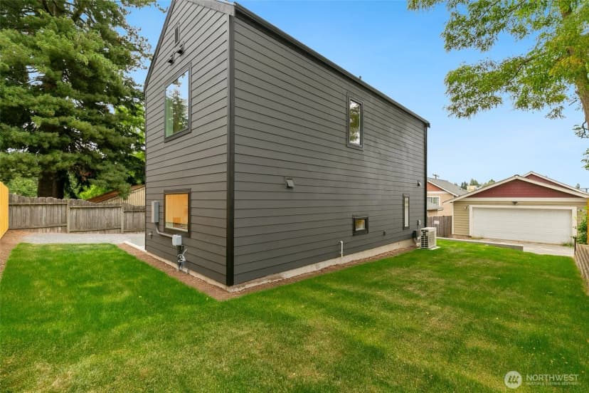 Property photo for 10508 Linden Avenue N, Seattle photo 17