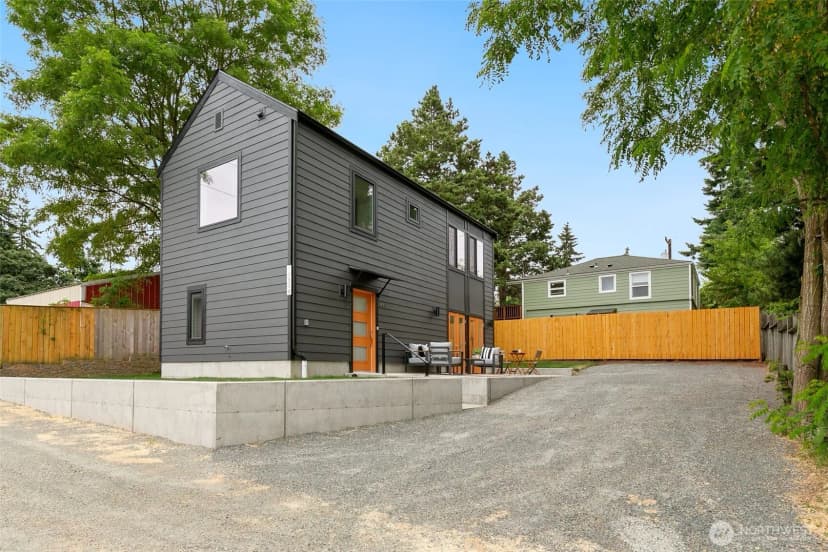 Property photo for 10508 Linden Avenue N, Seattle photo 16
