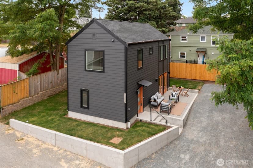 Property photo for 10508 Linden Avenue N, Seattle photo 24
