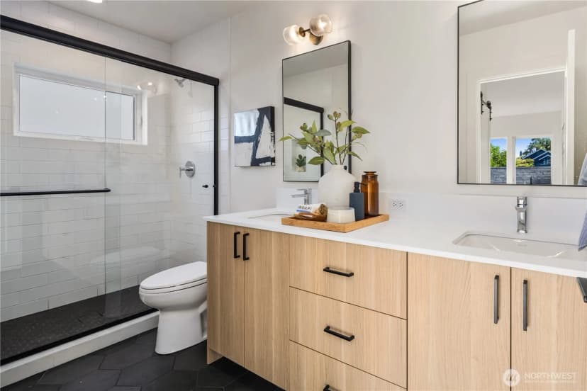 Property photo for 2618 A E Roy Street, Seattle photo 16