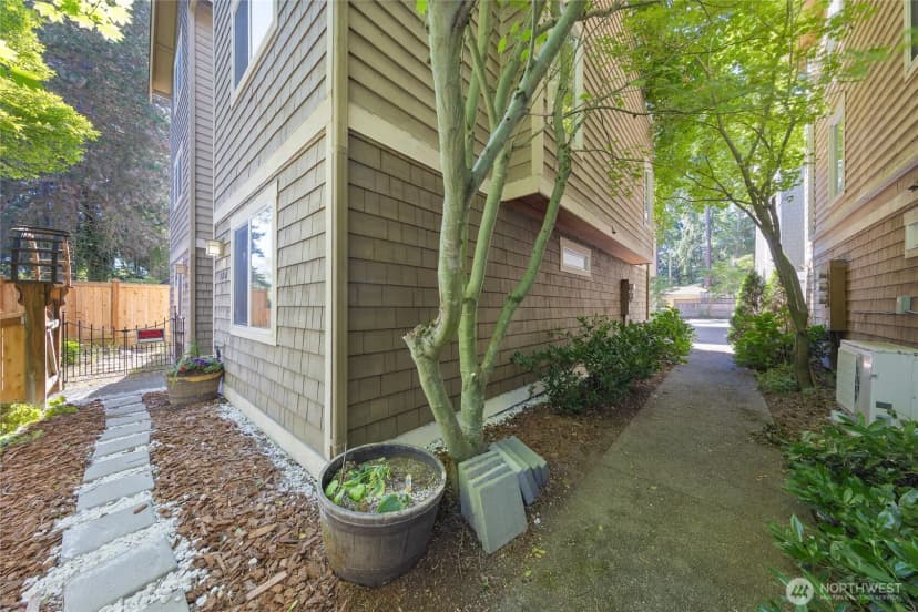 Property photo for 2511 Ne 125th St #a, Seattle photo 3