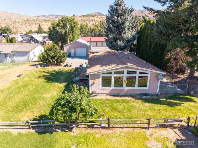 Property photo for 804 E Wapato Avenue, Chelan photo 2