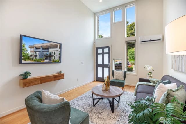 Property photo for 140 26 Avenue E, Seattle photo 3