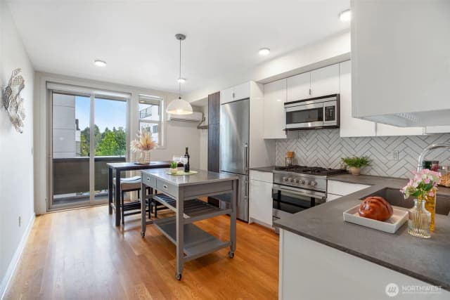 Property photo for 140 26 Avenue E, Seattle photo 2