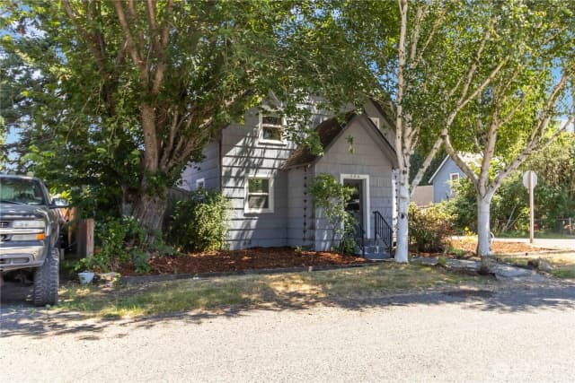 Property photo for 546 4th Avenue Sw, Castle Rock photo 2