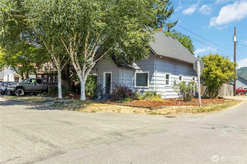 Property photo for 546 4th Avenue Sw, Castle Rock photo 3