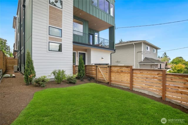 Property photo for 339 Ne 90th Street #1, Seattle photo 2