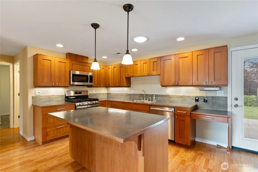 Property photo for 4014 Commercial Avenue, Anacortes photo 10
