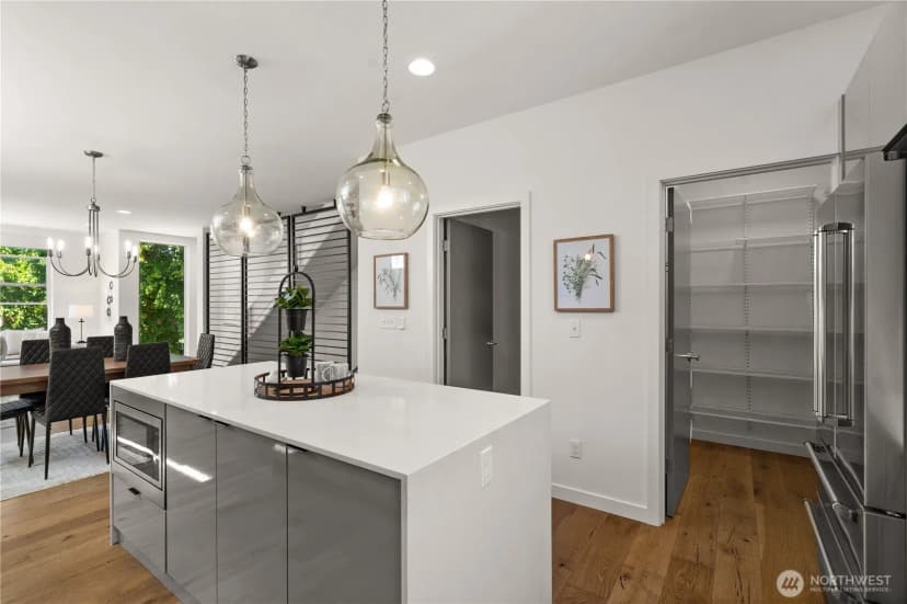 Property photo for 1504 1st Avenue N, Seattle photo 7